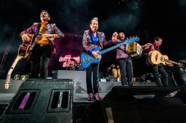 Cuntos aos tiene el vocalista de Los Tigres del Norte?