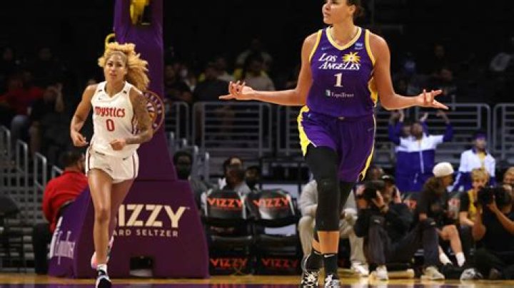 How tall is Liz Cambage