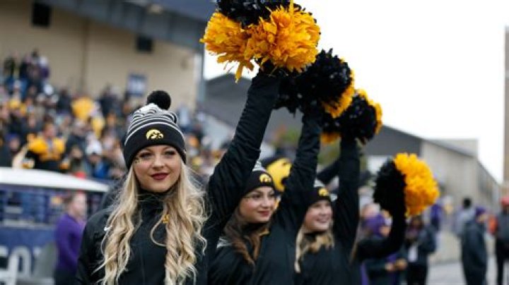 Iowa Cheerleader Loses His Pants