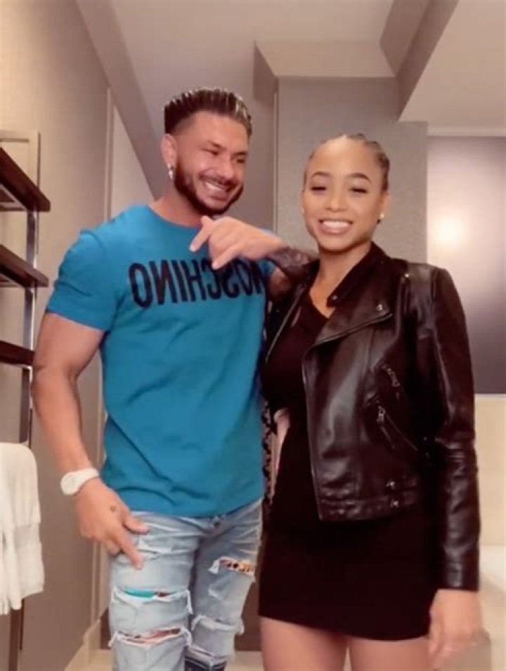Is He ACTUALLY Engaged to Nikki Hall?