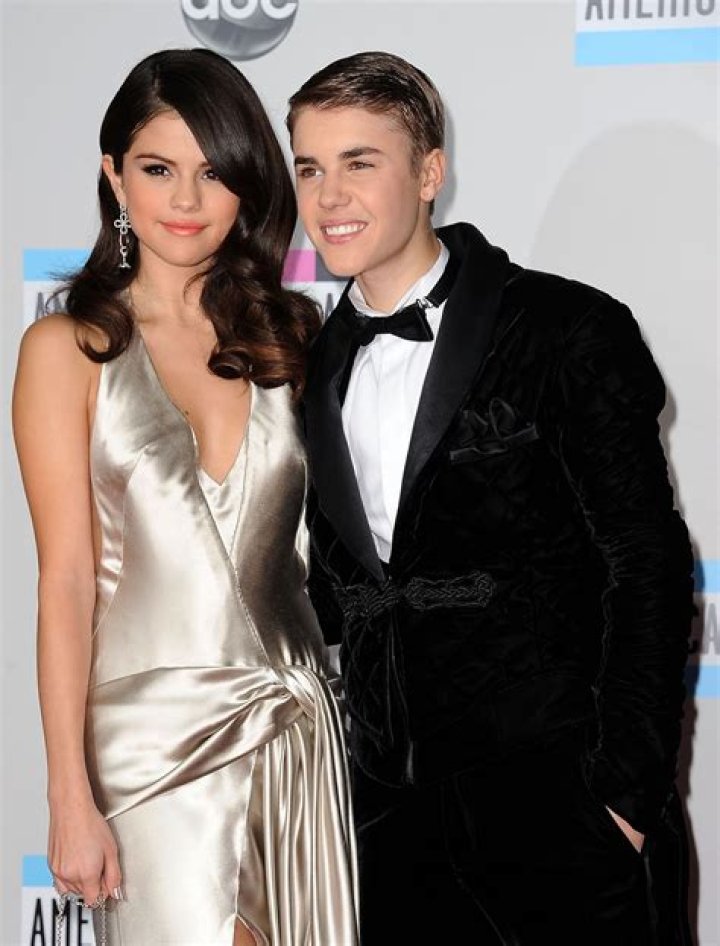 Justin Bieber and Selena Gomez Kiss on Valentine's Day Date