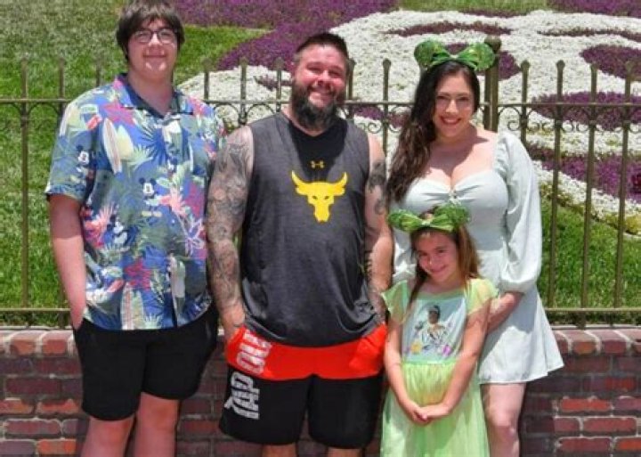 Kevin Owens Wife, Son, Family, Height, Weight, Age, Net Worth, Bio